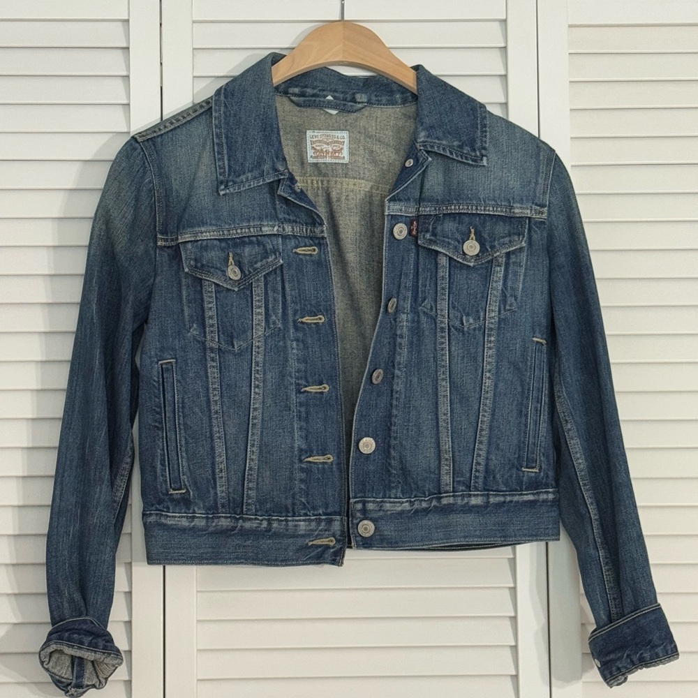 Levi's Denim Jacket Women's Slightly Cropped Blue Jean Jacket Sz S - Picture 2 of 4